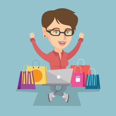 Online alışveriş için bir dizüstü bilgisayar kullanan beyaz kadın