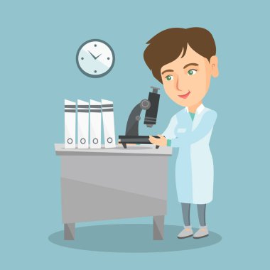 Mikroskop ile beyaz laboratuar asistanı.