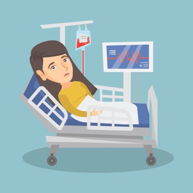 Hastane yatağında yatan genç Kafkas kadın.