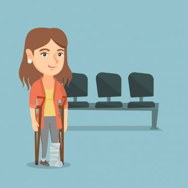 Kırık bacak ve koltuk değneği ile Kafkas kadın.