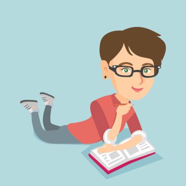 Yerde döşeme ve bir kitap okuma öğrenci.