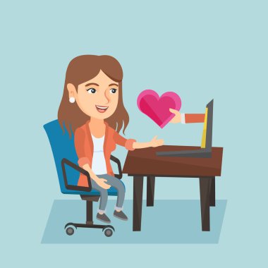 İnternette online tarih arayan kadın.