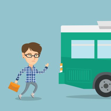 Otobüs için çalışan beyaz kilise kadın.