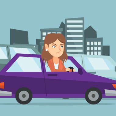 Trafik sıkışıklığı içinde sinirli beyaz kadın arabada sıkışmış.