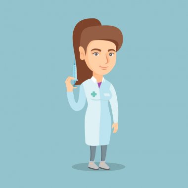 Bir şırınga tutarak genç beyaz doktor.