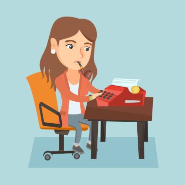 Daktiloda çalışan genç beyaz gazeteci.