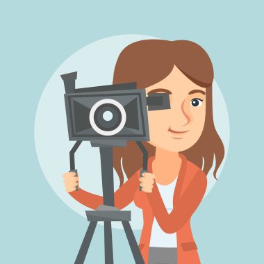 Tripod üzerinde kamera ile beyaz kameraman.