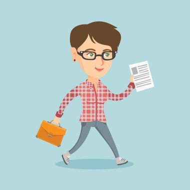 Evrak çantası ve belge ile çalışan iş kadını