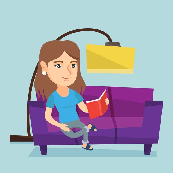 Joven mujer caucásica leyendo un libro en el sofá . — Vector de stock