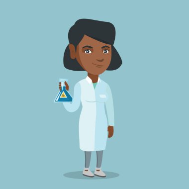 Bilim adamı holding şişesi biyolojik tehlike işareti ile.