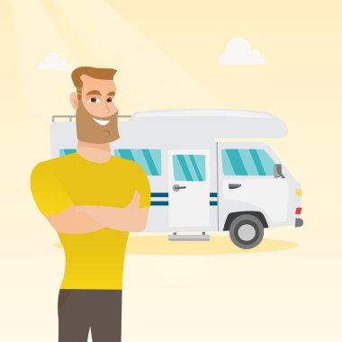 Kamyonet ve karavan önünde ayakta beyaz adam.