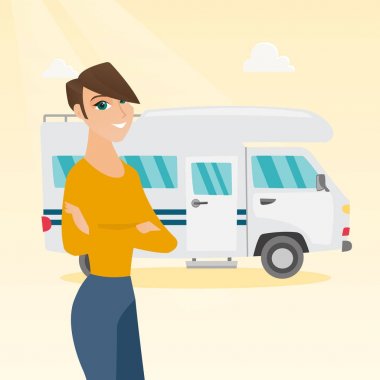 Kamyonet ve karavan önünde duran beyaz kadın.