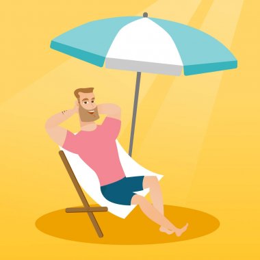 Genç Beyaz adam plaj sandalyesi üzerinde rahatlatıcı.