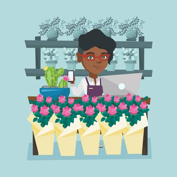 Florista em pé atrás do balcão na loja de flores —  Vetores de Stock