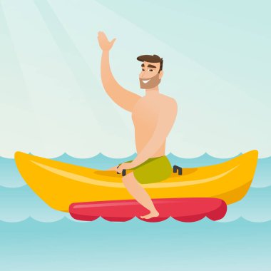 Genç mutlu beyaz adam bir muz tekne sürme.