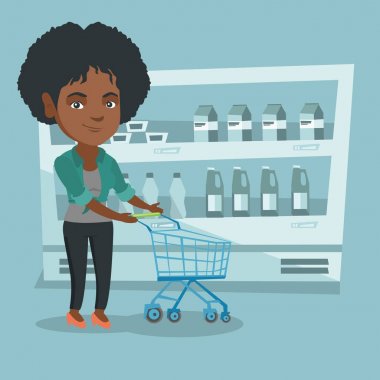 Bir süpermarket arabası olan Afrika kadın.