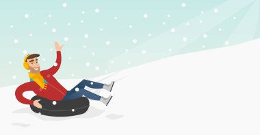 Dağlarda kar kauçuk tüp üzerinde halletme adam