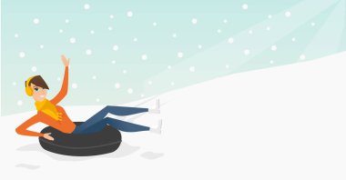 Dağlarda kar kauçuk tüp üzerinde halletme kız