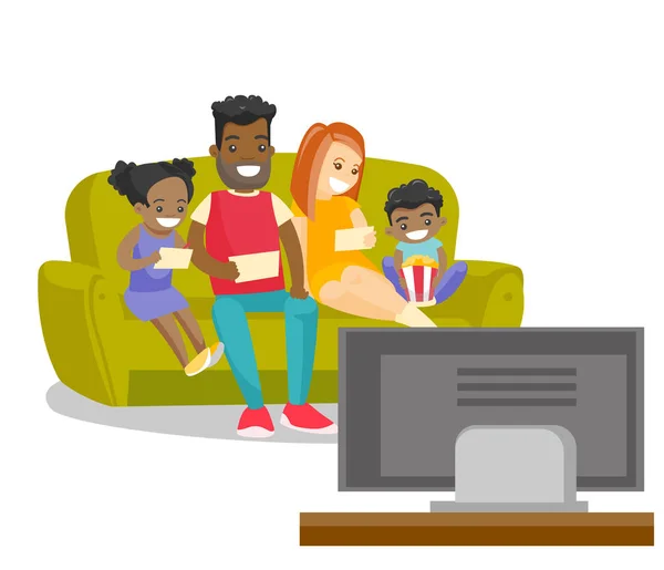 Familia multirracial viendo televisión en casa . — Vector de stock