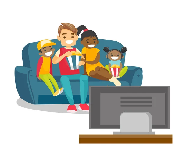 Πολυφυλετικές οικογένεια βλέποντας τηλεόραση στο σπίτι. — Διανυσματικό Αρχείο