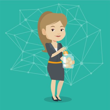 Genç kadın bitcoin sikke cam kavanoza koyarak.