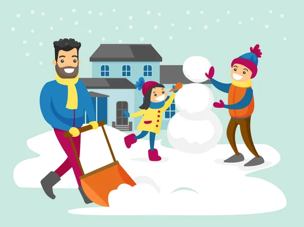 Padre quitando nieve mientras sus hijos hacen muñeco de nieve — Vector de stock