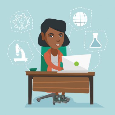 Bir dizüstü bilgisayarda çalışan genç Afro-Amerikan öğrenci