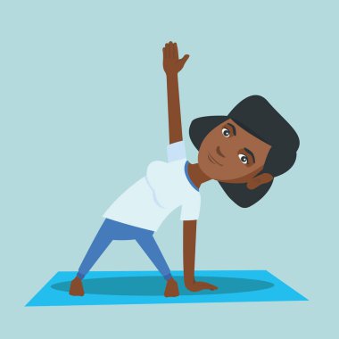 Yoga üçgen poz pratik genç Afrikalı kadın.