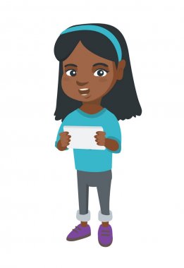 Bir tablet bilgisayar kullanan küçük Afrikalı kız.