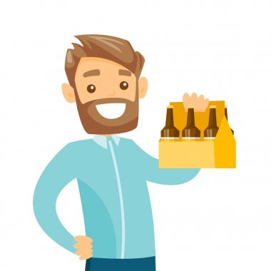 Genç beyaz beyaz adam bira paketiyle.