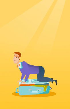 Beyaz delikanlı bavul kapatmaya çalışırken.