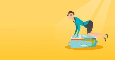 Bavul kapatmaya çalışırken genç Kafkas kadın.