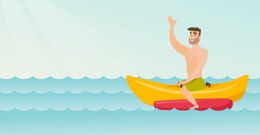 Genç mutlu beyaz adam bir muz tekne sürme.