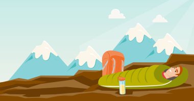 Dağlarda bir uyku tulumu, uyuyan adam.