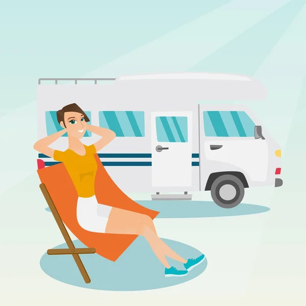 Mujer sentada en una silla delante de la caravana . — Vector de stock