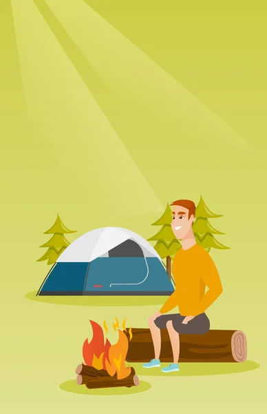Homem sentado em log perto de fogueira no acampamento . — Vetor de Stock