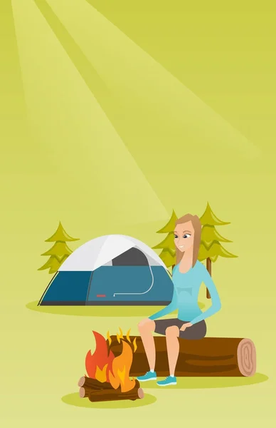 Donna seduta sul tronco vicino al falò nel campeggio . — Vettoriale Stock