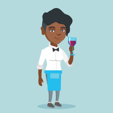 Afrikalı-Amerikalı garson bir kadeh şarap holding.