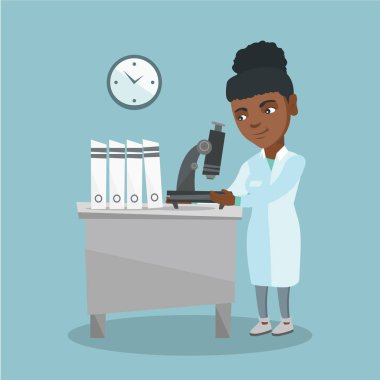 Mikroskop ile Afrika laboratuvar asistanı.