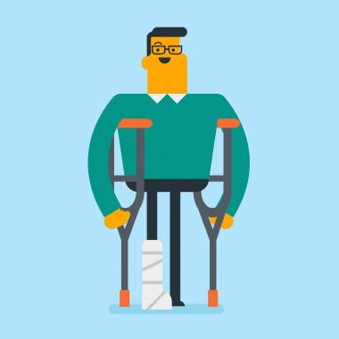 Kırık bacak ve koltuk değneği ile beyaz beyaz adam.