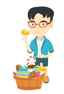 Bir cupcake tutarak ve karnına okşayarak çocuk.