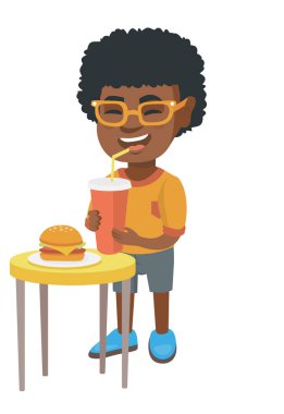 Soda içme ve çizburger yeme küçük çocuk.