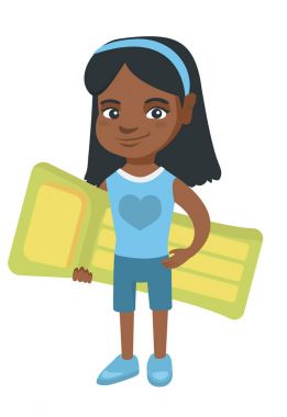 Şişme yatak tutan küçük Afrikalı kız.