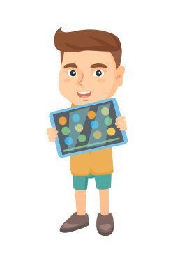 Beyaz çocuk bir tablet bilgisayarda oyun oynama.