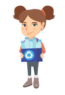 Geri dönüşüm kutusu plastik şişe dolu tutan kız