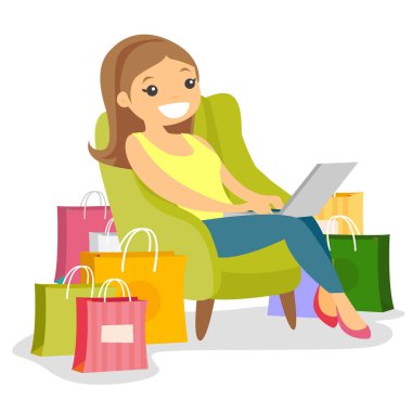Online alışveriş için dizüstü bilgisayar kullanan beyaz kadın.