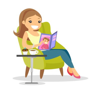 Beyaz beyaz adam bir dergi okuma.