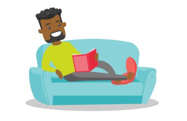 Afrikalı-Amerikalı üniversite öğrencisi bir kitap okuma.