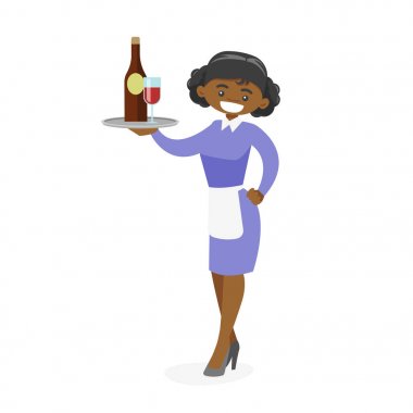 Afrikalı-Amerikalı garson elinde tepsi ile şarap.