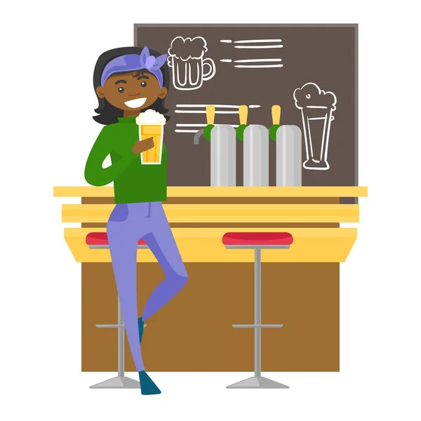 Mujer afroamericana bebiendo cerveza en el bar . — Archivo Imágenes Vectoriales